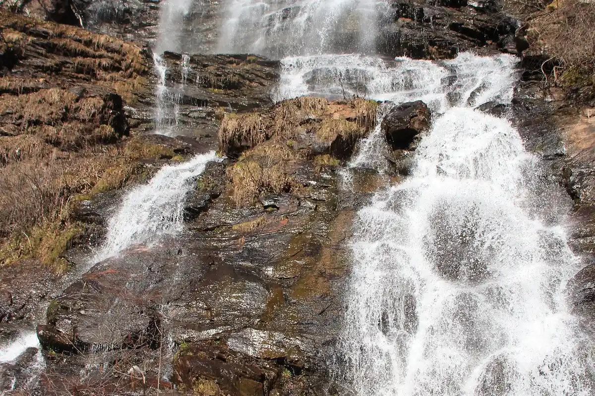 Long view of the full Amicalola Falls cascade - Amicalola Falls State Park | KnowOutdoor