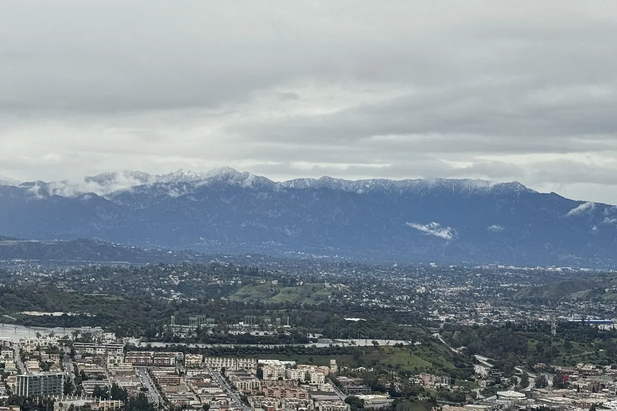 Snow-covered San Gabriel Mountains above the Los Angeles basin - Winter conditions | KnowOutdoor