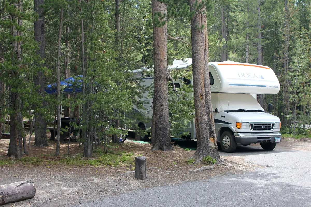 Campground and road district in Yellowstone National Park - Yellowstone National Park | KnowOutdoor